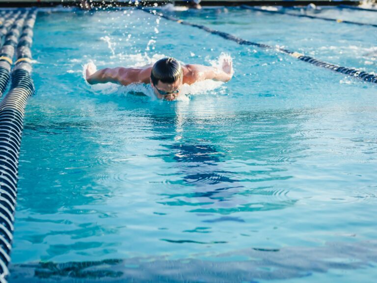 homme natation